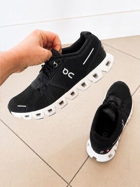 On Running Cloud Sneakers – Black/White – Size 6
